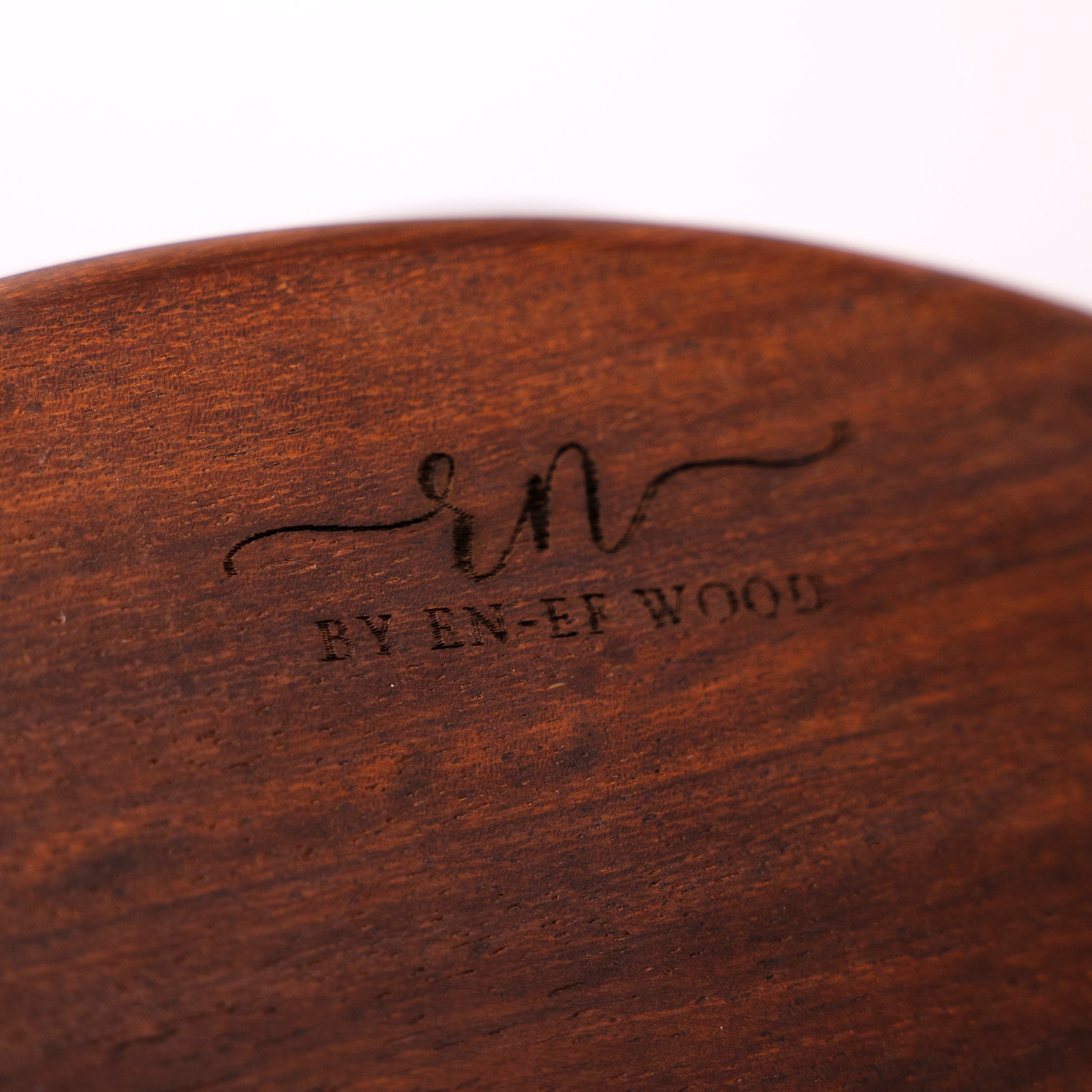 Wooden product with 'EN' branding on a white background
